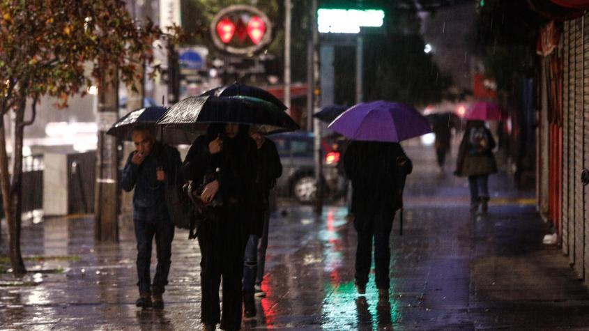 Vuelven las lluvias a la zona central esta semana: día y momento en que llegarían a Santiago y a las otras regiones