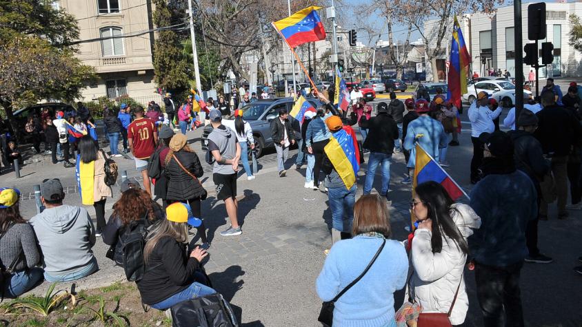 Venezolanos en Chile se congregaron frente a la embajada pese a no poder votar: Solo 2.600 podrían hacerlo