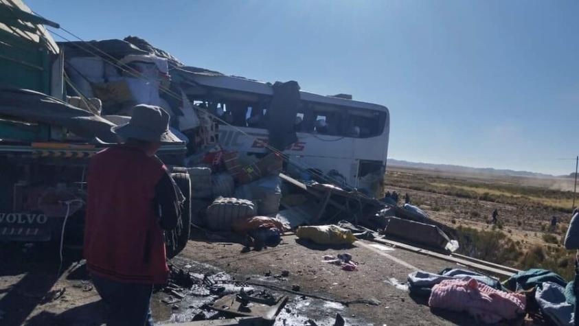Aumentan a 3 los chilenos fallecidos en accidente entre bus y camión en Bolivia