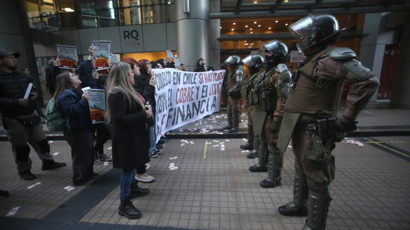 Estudiantes se manifiestan en las inmediaciones de Codelco: se encadenaron a las oficinas