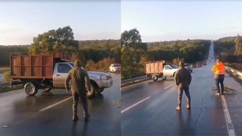 Los dueños intentaron frenarla: Camioneta se resbala en plena carretera de Chiloé por escarcha en el suelo