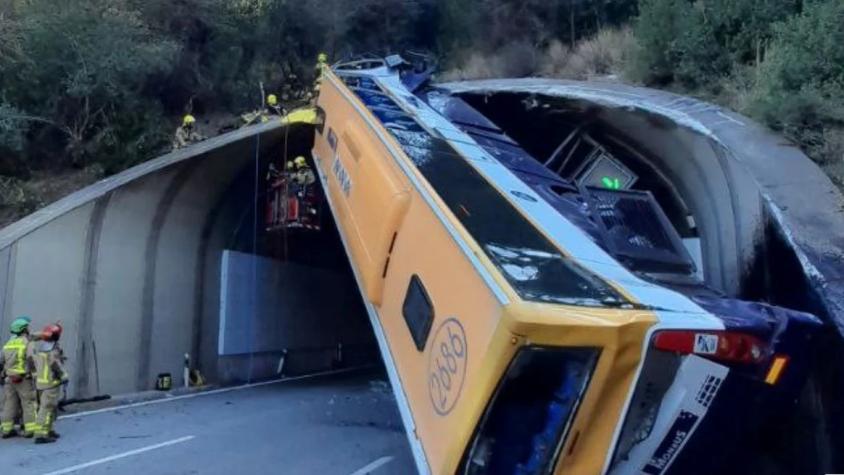 Espectacular accidente en España: Bus quedó incrustado en el techo de un túnel