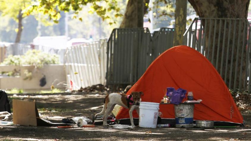 "Crisis de personas sin hogar": El diagnóstico del medio estadounidense ABC sobre Chile