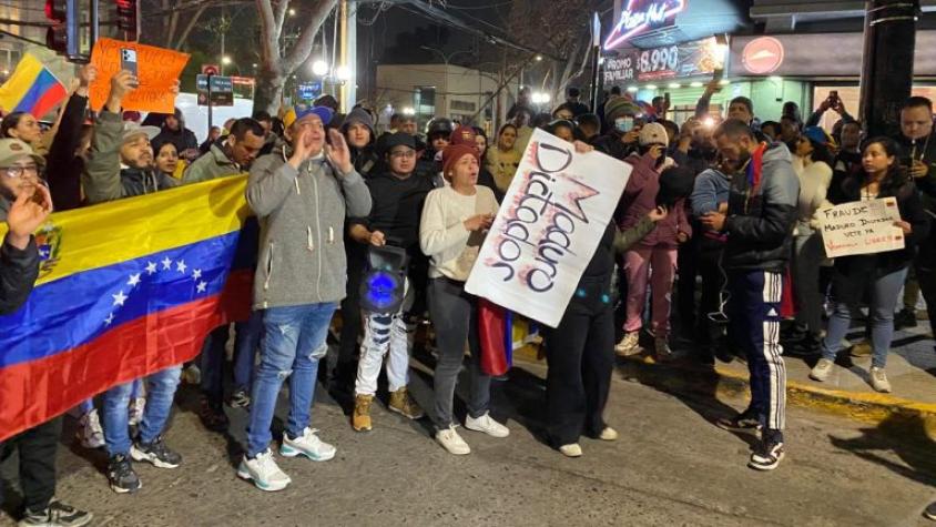 “Perdimos tanto que perdimos el miedo”: Crónica de las protestas frente a la embajada de Venezuela en Chile