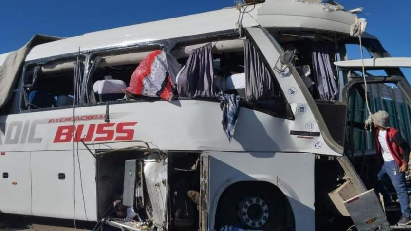 Suben a 22 los muertos por accidente de bus en Bolivia: Hay un chileno entre los fallecidos