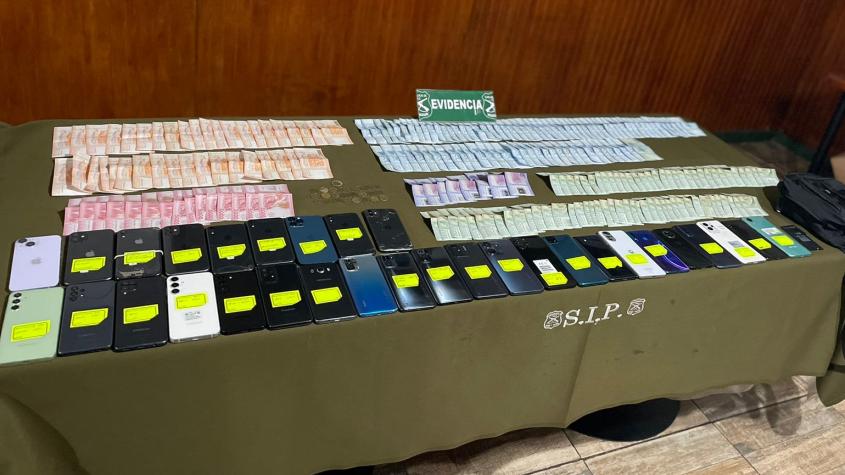 Carabineros detiene a hombre que tenía 31 celulares escondidos en local comercial del Persa Estación Carabineros detiene a hombre que tenía 31 celulares escondidos en local comercial del Persa Estación