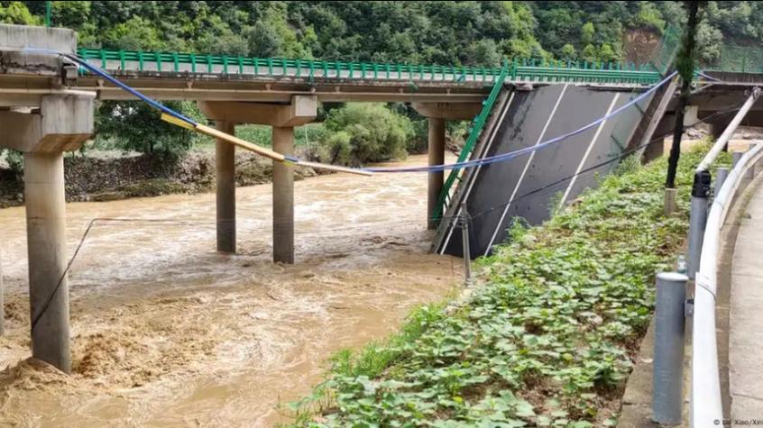 China: Puente se desploma y deja 11 muertos y 30 desaparecidos