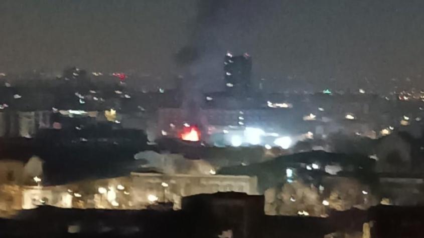 Bomberos y ambulancia combaten fuego en supuesto cité en Santiago