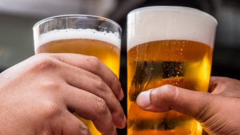 Chilenos beben 57 litros de cerveza al año: consumo aumentó casi un 90% en 18 años