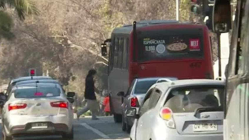 Hasta con bate: Captan violento ataque a microbús en Valparaíso