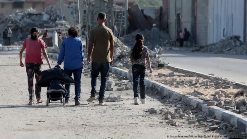Israel bombardea Deir al Balah, pese a evacuados de Gaza