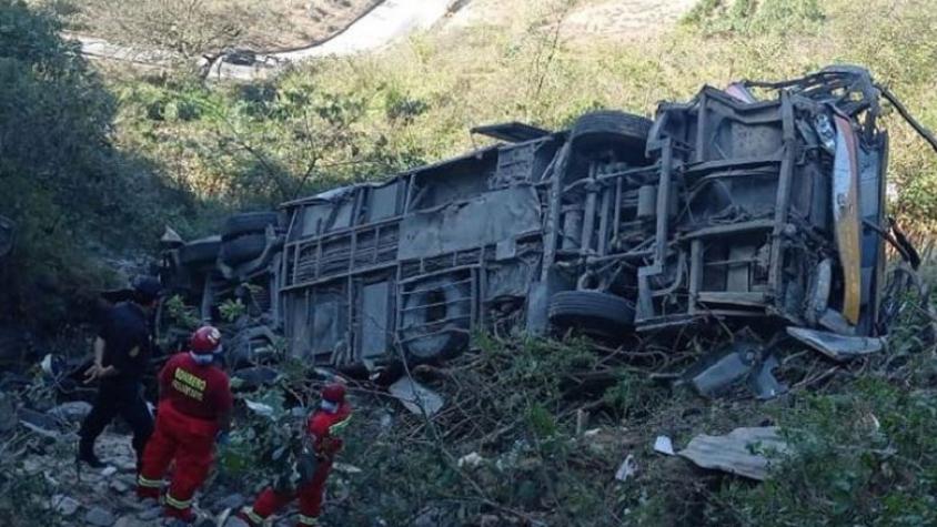 21 muertos tras caída de bus a abismo en Perú: La preocupantes cifras de muertes en accidentes en ese país