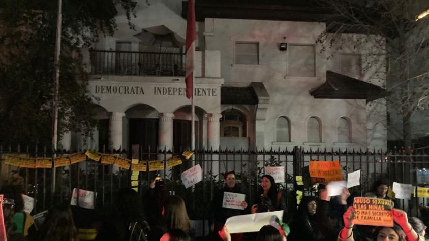 "No puede estar legislando": Manifestantes llegaron hasta sede de la UDI para pedir renuncia de senador Javier Macaya