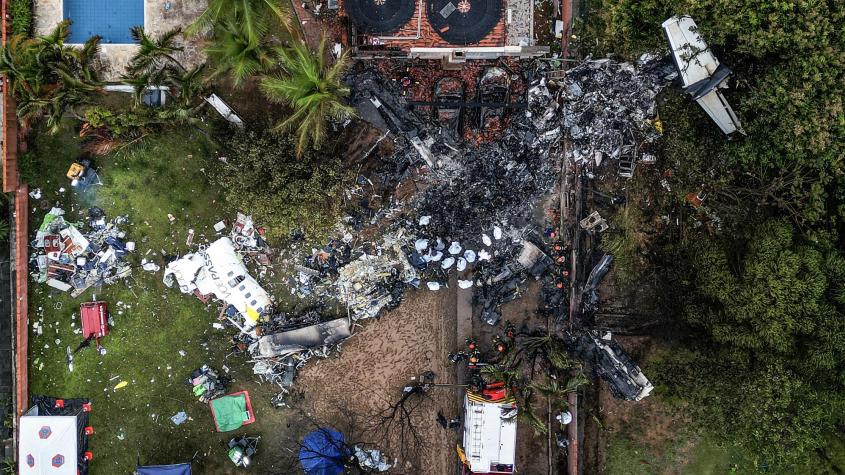 Empiezan a retirar cuerpos del avión que se estrelló en Brasil, causas siguen inciertas