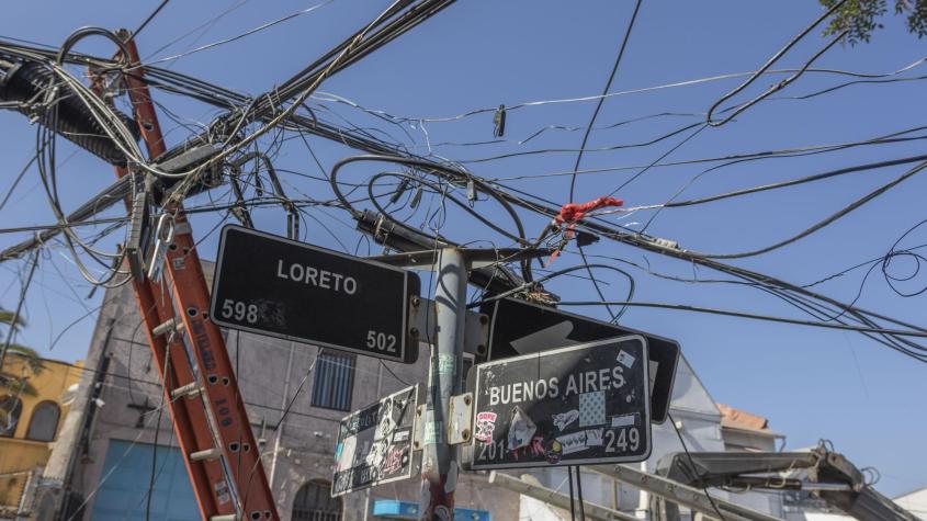 "Es un desafío": El vacío que explica por qué empresas no retiran cables en desuso desde los postes