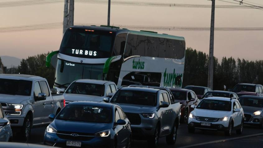 ¿Cuántos autos saldrán y retornarán a Santiago en Fiestas Patrias? Esta es la proyección del Gobierno, día por día