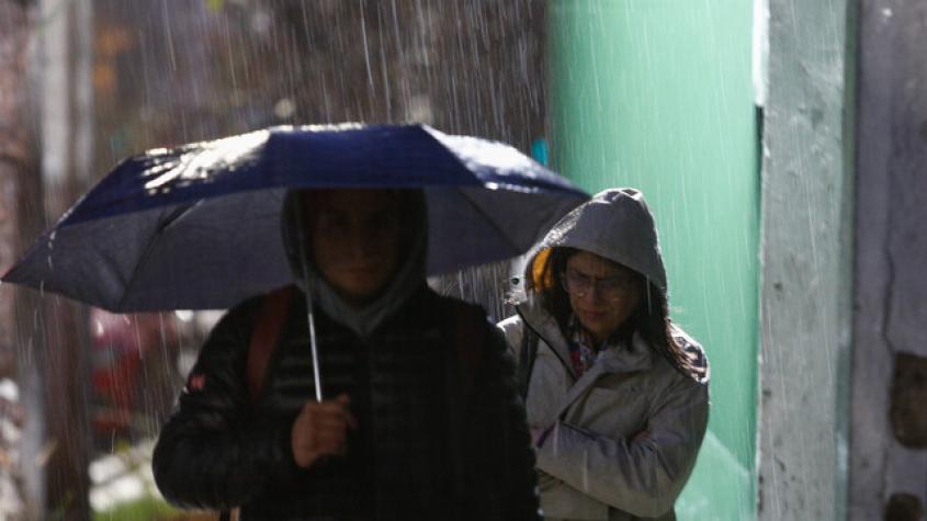 "Algo engañosa": Gianfranco Marcone detalló especial característica de la lluvia esperada para el miércoles en Santiago