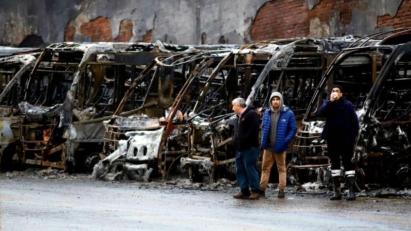 Incendio destruyó 17 buses de la locomoción colectiva en Valparaíso: quedaron inutilizables por el fuego