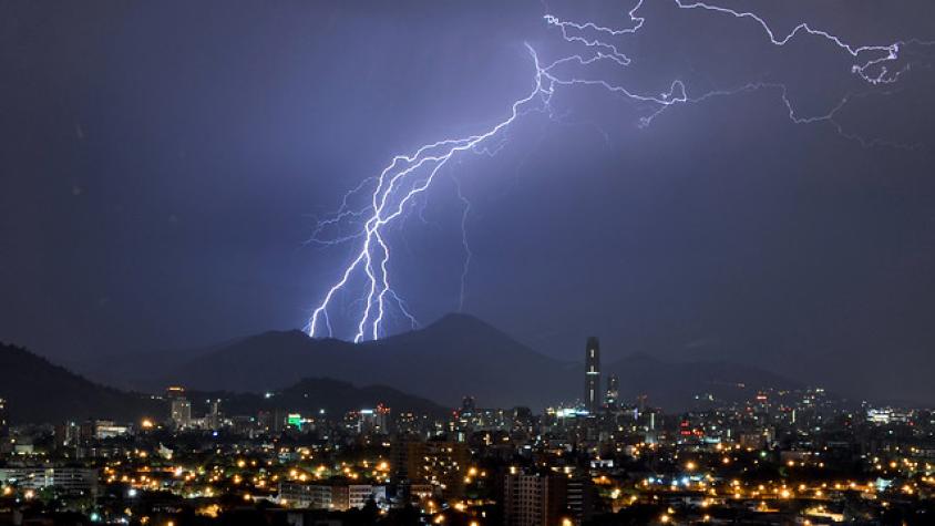 Emiten aviso meteorológico por probables tormentas eléctricas en 7 regiones (incluyendo la Metropolitana)