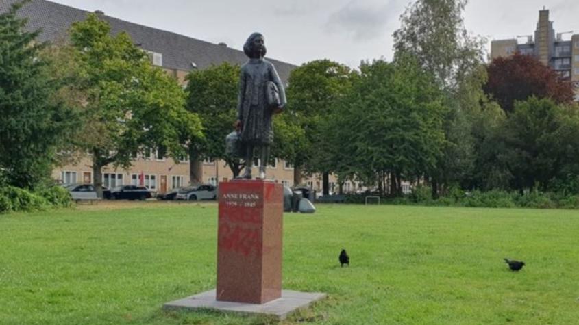 Profanan una estatua de Ana Frank en Ámsterdam con inscripciones propalestinas