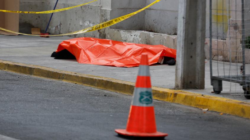 Hombre es asesinado a puñaladas en plena vía pública en Estación Central