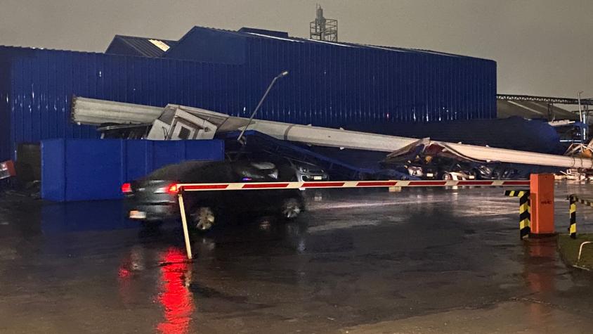 Antena aplastó al menos seis vehículos por fuertes vientos en Talcahuano