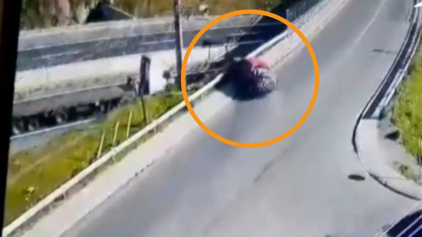 VIDEO | Así fue la impactante caída de una camioneta desde un paso sobre nivel en San Bernardo