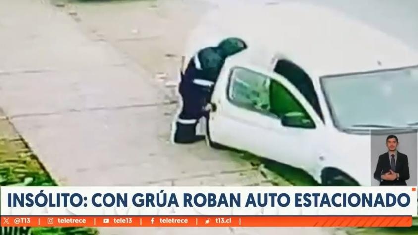 Insólito: Delincuentes roban vehículos estacionados con una grúa en Lo Prado