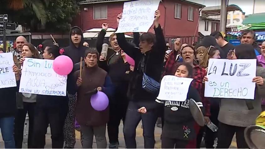 Vecinos de Estación Central protestan por corte de luz: Llevan más de 48 horas sin servicio