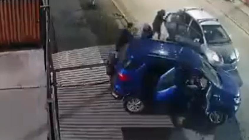 VIDEO | Delincuentes armados intentaron robar vehículo a pareja en Puente Alto