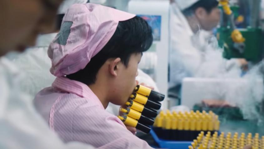 Video revela cómo trabajador de fábrica china testea los vapeadores: prueba hasta 10 mil en un día