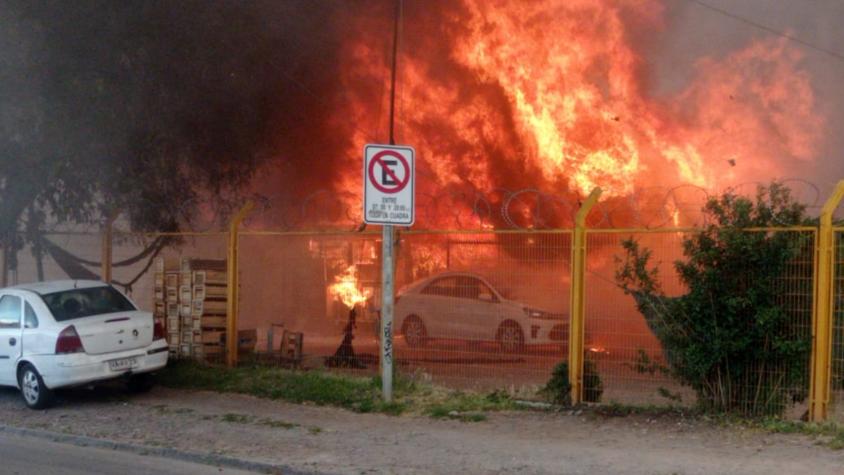 Incendio afecta a locales comerciales en Paine: Hay peligro de propagación