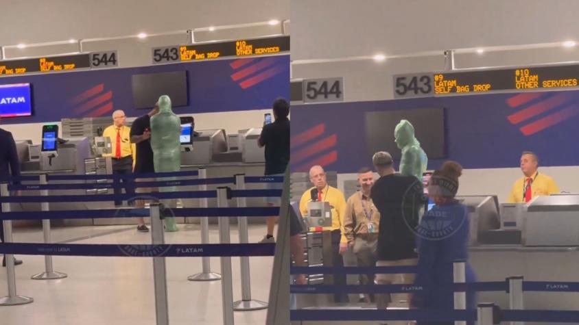 Hombre llegó al aeropuerto envuelto en cinta de embalaje para pasar como equipaje: surrealista registro se volvió viral