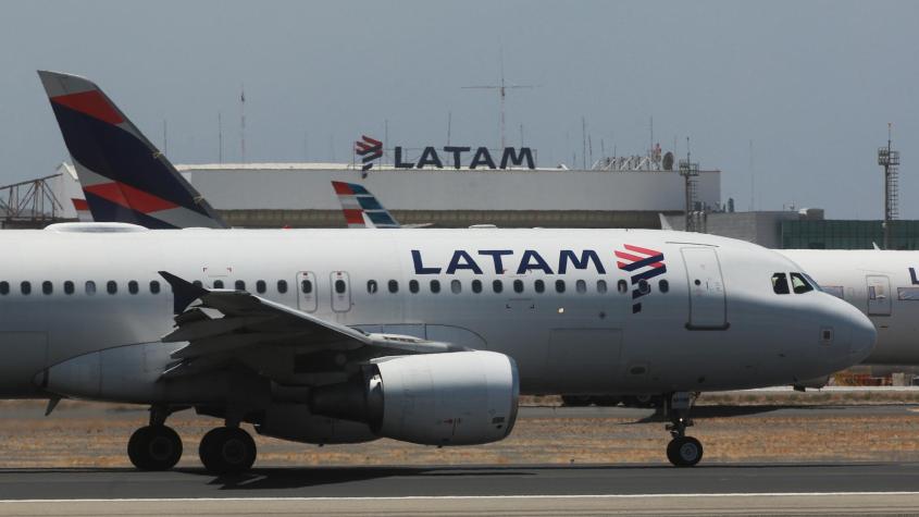 La millonaria querella de Latam contra pasajero ebrio en vuelo Santiago-Miami que provocó aterrizaje de emergencia 