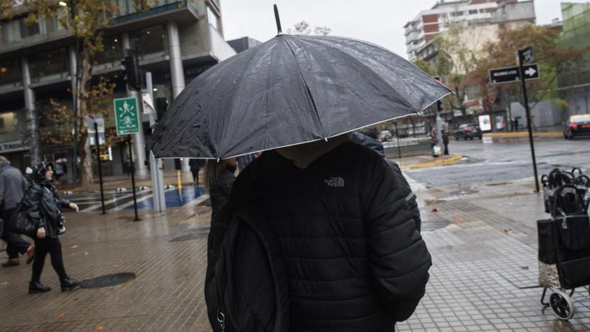 Llueve este martes en la Región Metropolitana: ¿A qué hora comienzan las precipitaciones en Santiago?