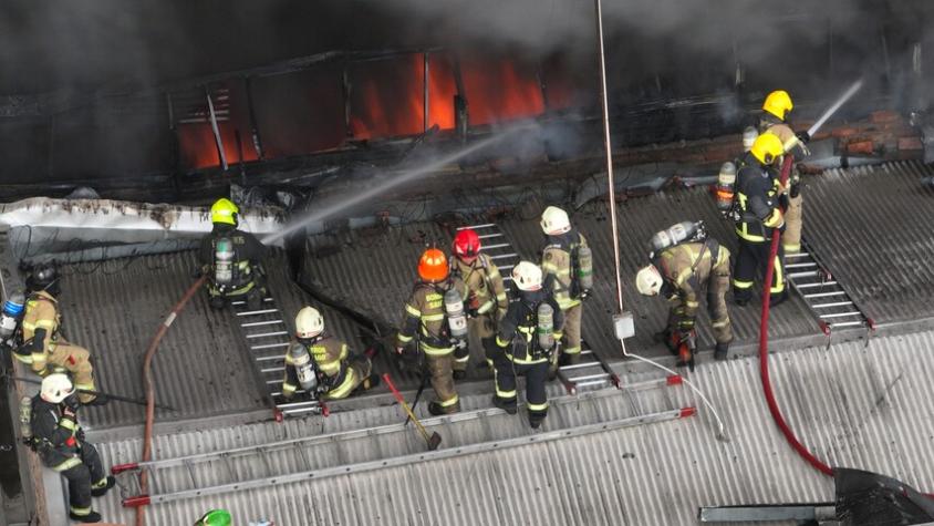 Bomberos logra contener incendio en Barrio Meiggs: Cinco voluntarios resultaron con lesiones