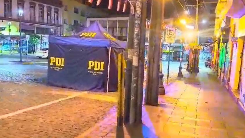 PDI investiga doble homicidio en subida Ecuador de Valparaíso: Dos hombres fueron baleados