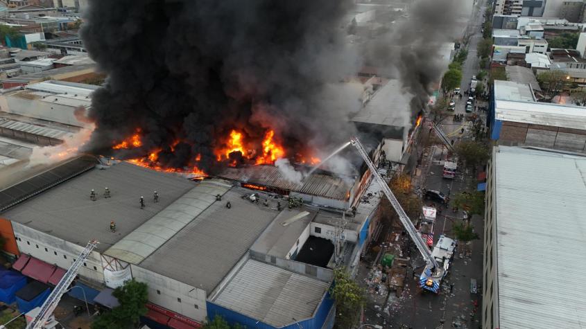 Lo que sabe del incendio en Barrio Meiggs: Fue iniciado por delincuentes intentando robar un cajero