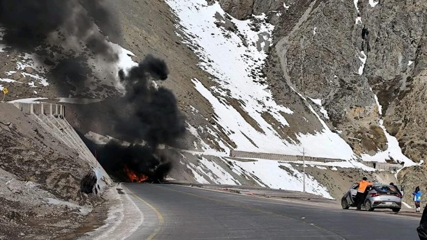 Camión desbarranca y se le prende fuego en ruta fronteriza entre Chile y Argentina