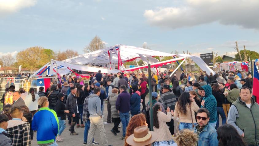 Suspenden momentáneamente Fiesta de la Chilenidad en San Javier tras caída de tarima: Hay tres personas heridas