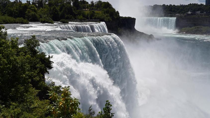 Madre muere junto a sus dos hijos tras saltar de la Cataratas del Niágara