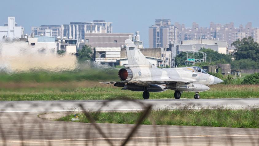 China dice que inició maniobras militares alrededor de Taiwán
