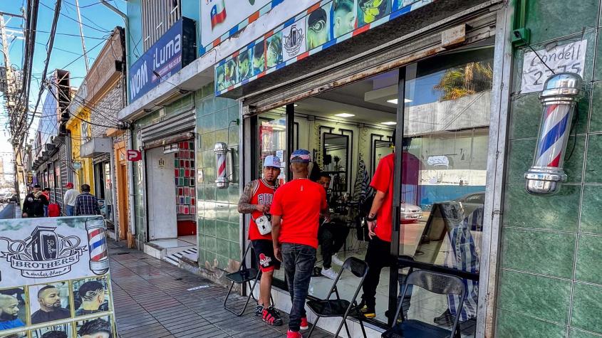 "Toque de queda" comercial: Peluquerías y Barberías de Independencia deben cerrar a las 23.00 horas "Toque de queda" comercial: Peluquerías y Barberías de Independencia deben cerrar a las 23.00 horas
