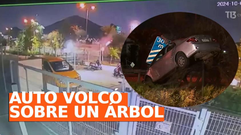 VIDEO | El momento en que auto volcó sobre árbol en Quilicura: intentó evitar encerrona