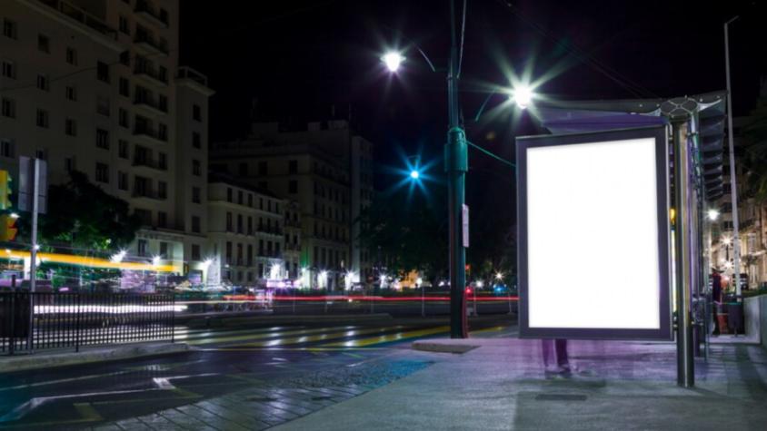 Nueva normativa obliga a apagar publicidad luminosa durante la noche: ¿Desde qué hora rige la medida?