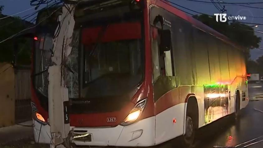 Chofer se habría quedado dormido: Bus RED chocó contra un poste en Quinta Normal