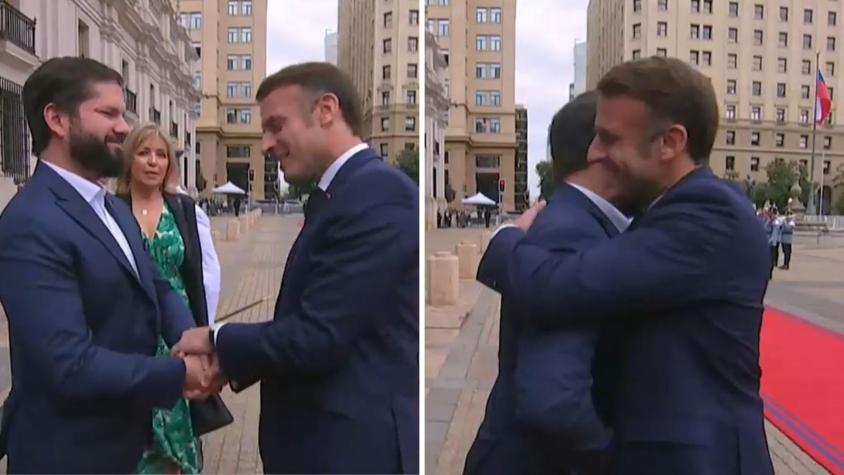 El afectuoso abrazo del Presidente Boric a Emmanuel Macron en su visita a La Moneda