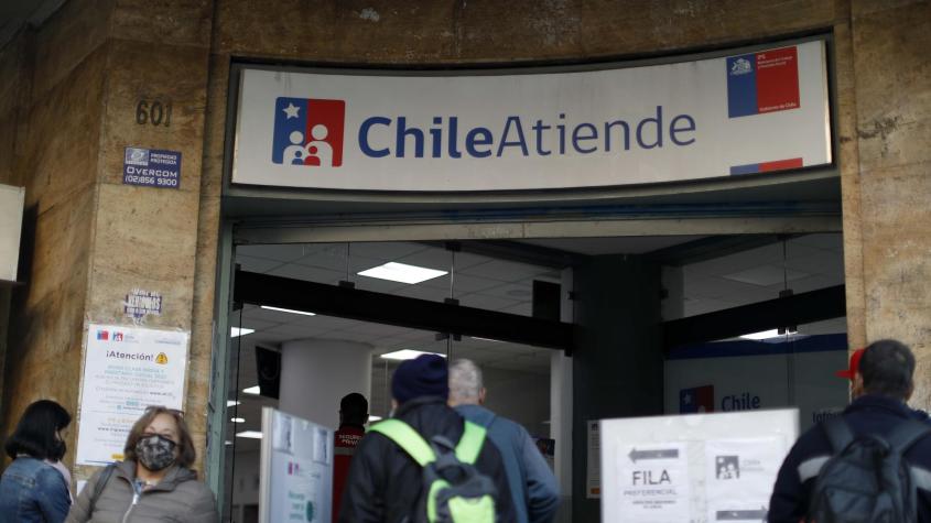 "No alcanzo a llegar a fin de mes": La dramática carta de adulto mayor que amenazó con quemarse a lo bonzo en ChileAtiende "No alcanzo a llegar a fin de mes": La dramática carta de adulto mayor que amenazó con quemarse a lo bonzo en ChileAtiende
