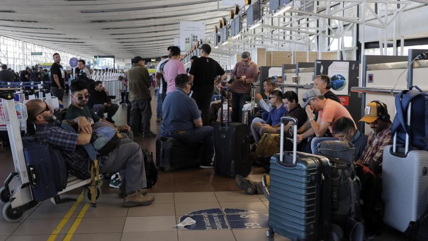 DGAC anuncia normalización de aeropuertos, pero gremios evalúan seguir paro DGAC anuncia normalización de aeropuertos, pero gremios evalúan seguir paro
