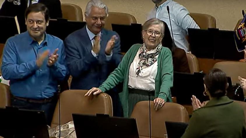 Con abrazos y aplausos: Así fue la última aparición de Mercedes Bulnes en el Congreso Nacional